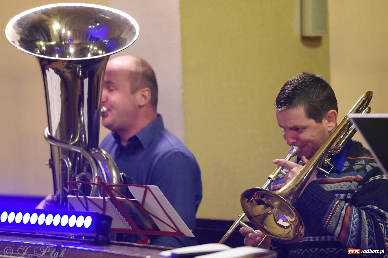 Zdjęcie w galerii na portalu naszraciborz.pl: Goście z Opola zagrali w okrąglaku [FOTO] wiadomości z regionu