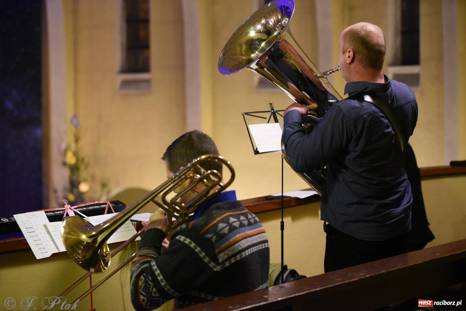 Zdjęcie w galerii na portalu naszraciborz.pl: Goście z Opola zagrali w okrąglaku [FOTO] wiadomości z regionu