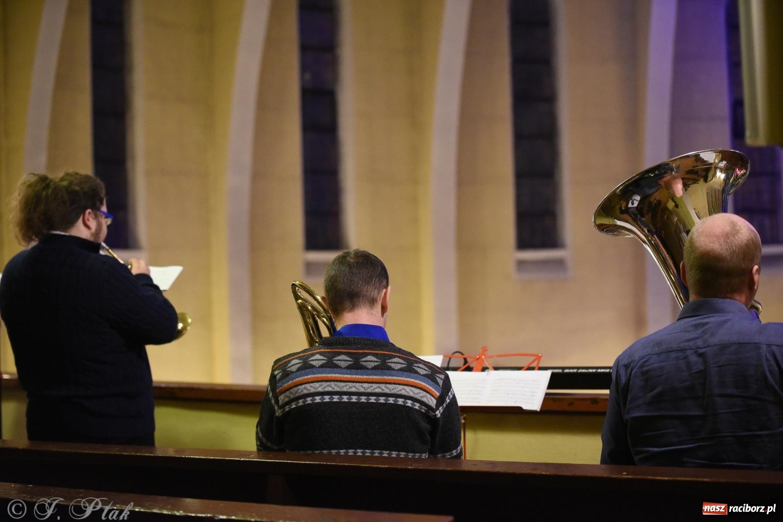 Zdjęcie w galerii na portalu naszraciborz.pl: Goście z Opola zagrali w okrąglaku [FOTO] wiadomości z regionu