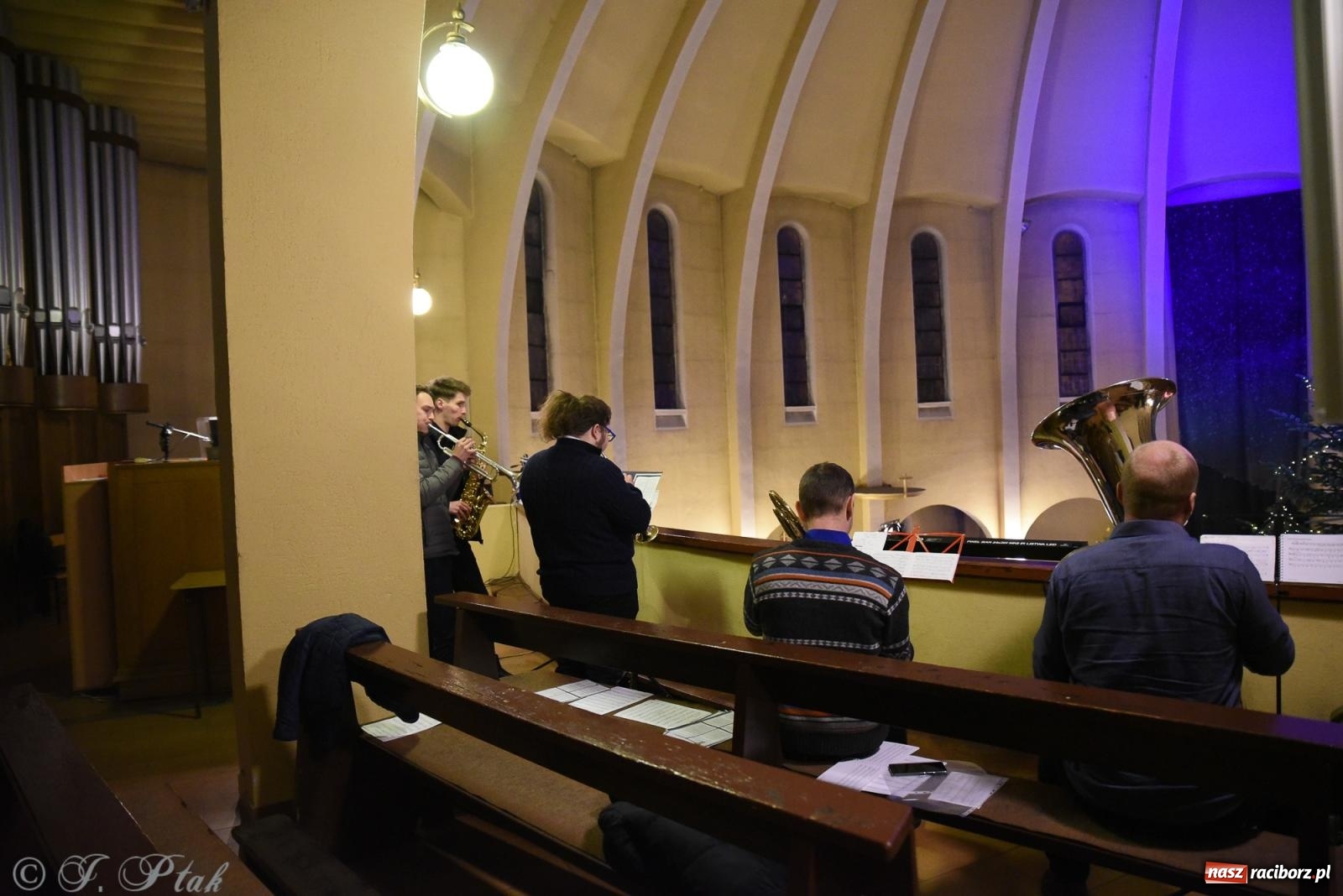 Zdjęcie w galerii na portalu naszraciborz.pl: Goście z Opola zagrali w okrąglaku [FOTO] wiadomości z regionu