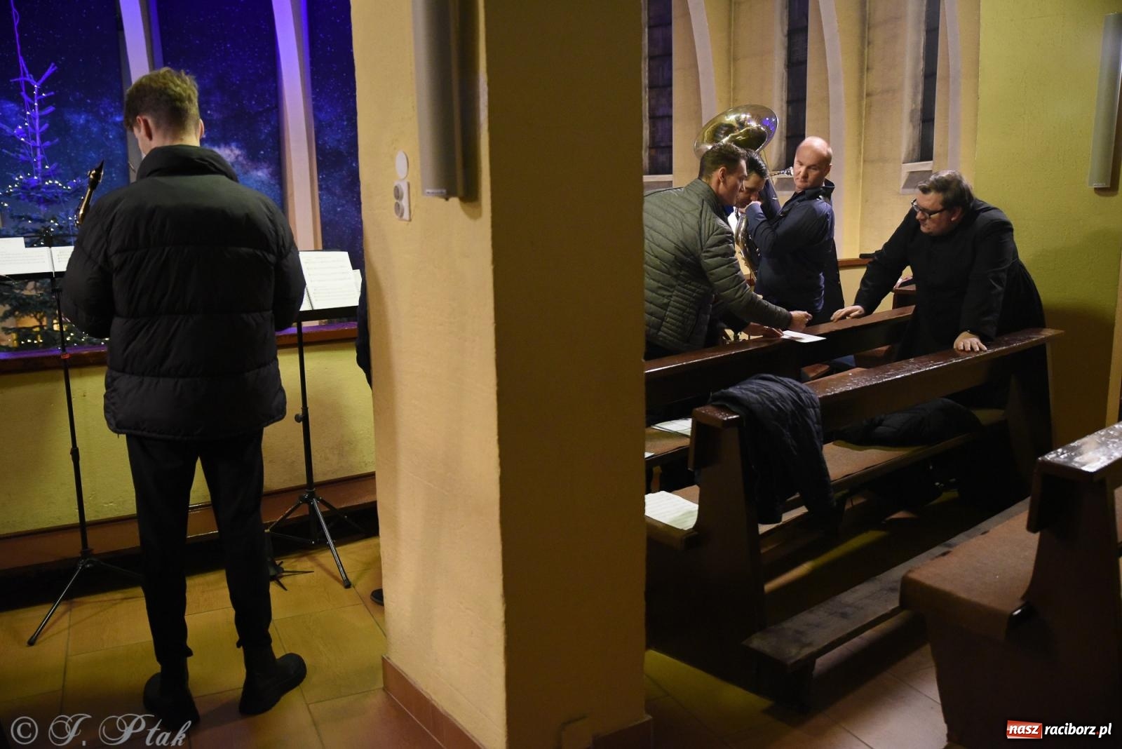 Zdjęcie w galerii na portalu naszraciborz.pl: Goście z Opola zagrali w okrąglaku [FOTO] wiadomości z regionu