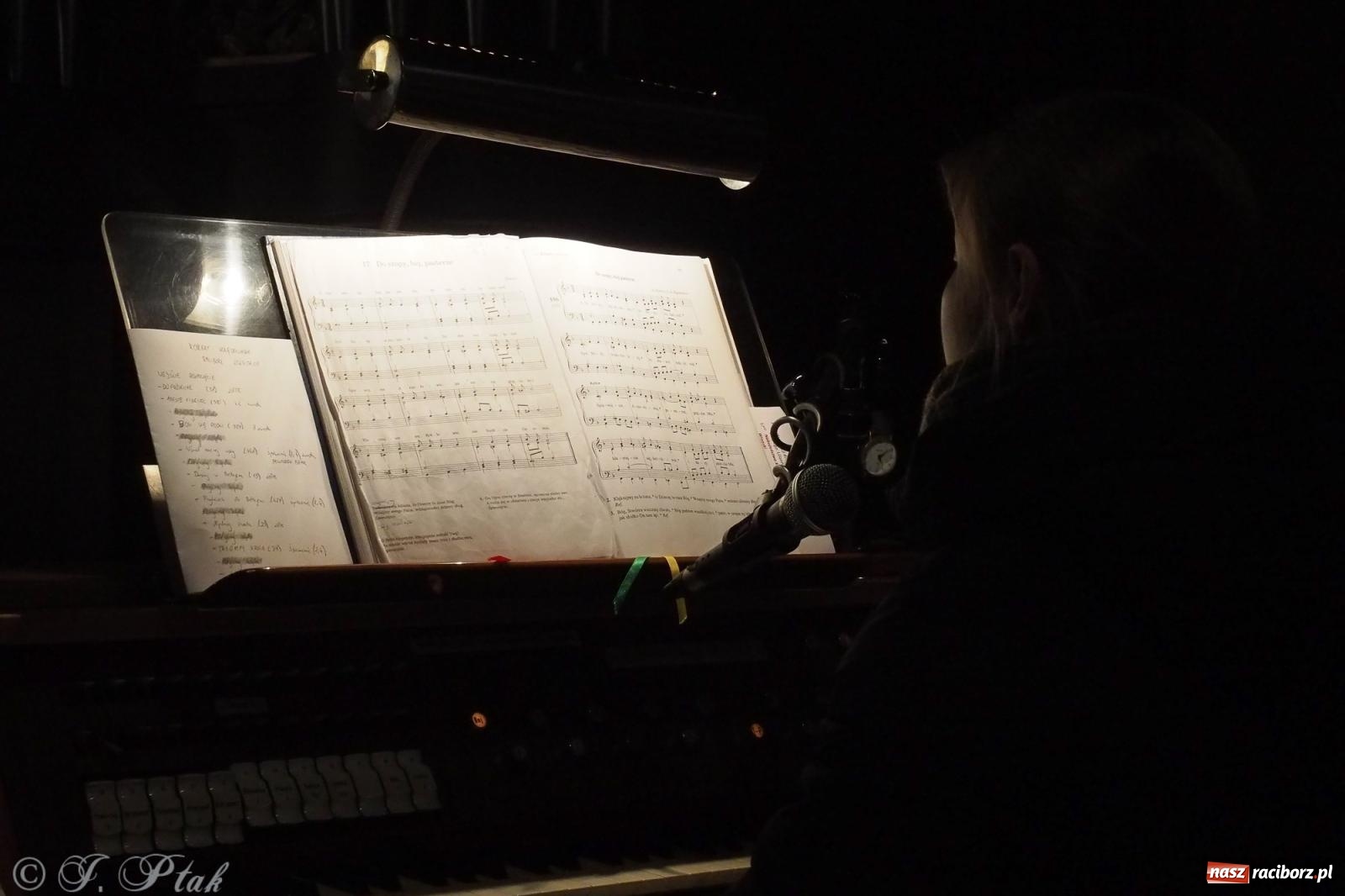 Zdjęcie w galerii na portalu naszraciborz.pl: Goście z Opola zagrali w okrąglaku [FOTO] wiadomości z regionu