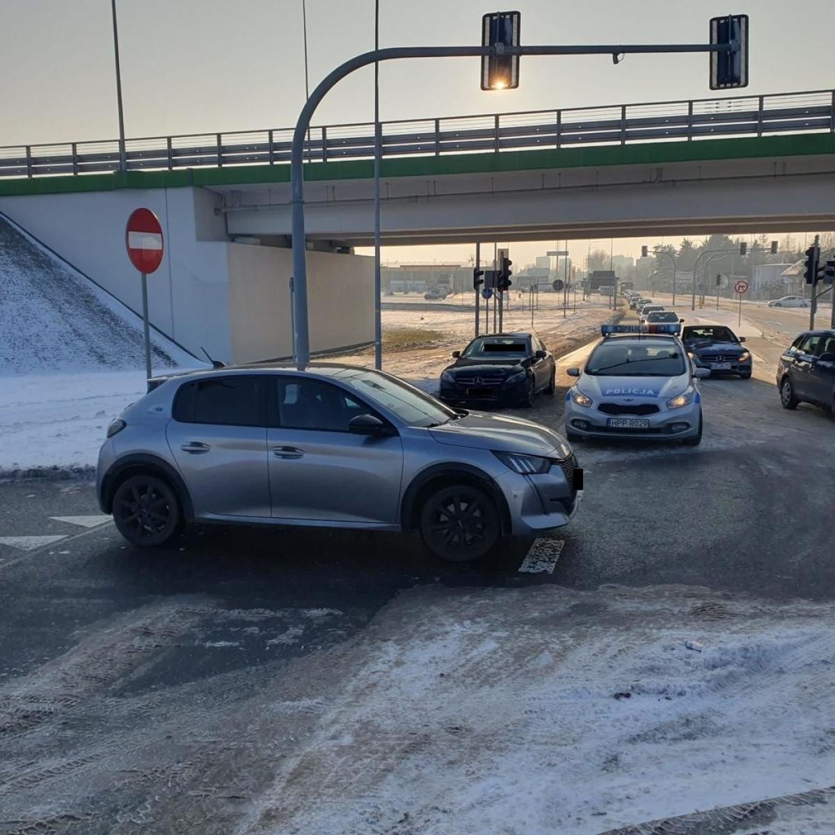 Zdjęcie w galerii na portalu naszraciborz.pl: Mercedes i elektryczny peugeot zderzyły się na Rudzkiej wiadomości z regionu