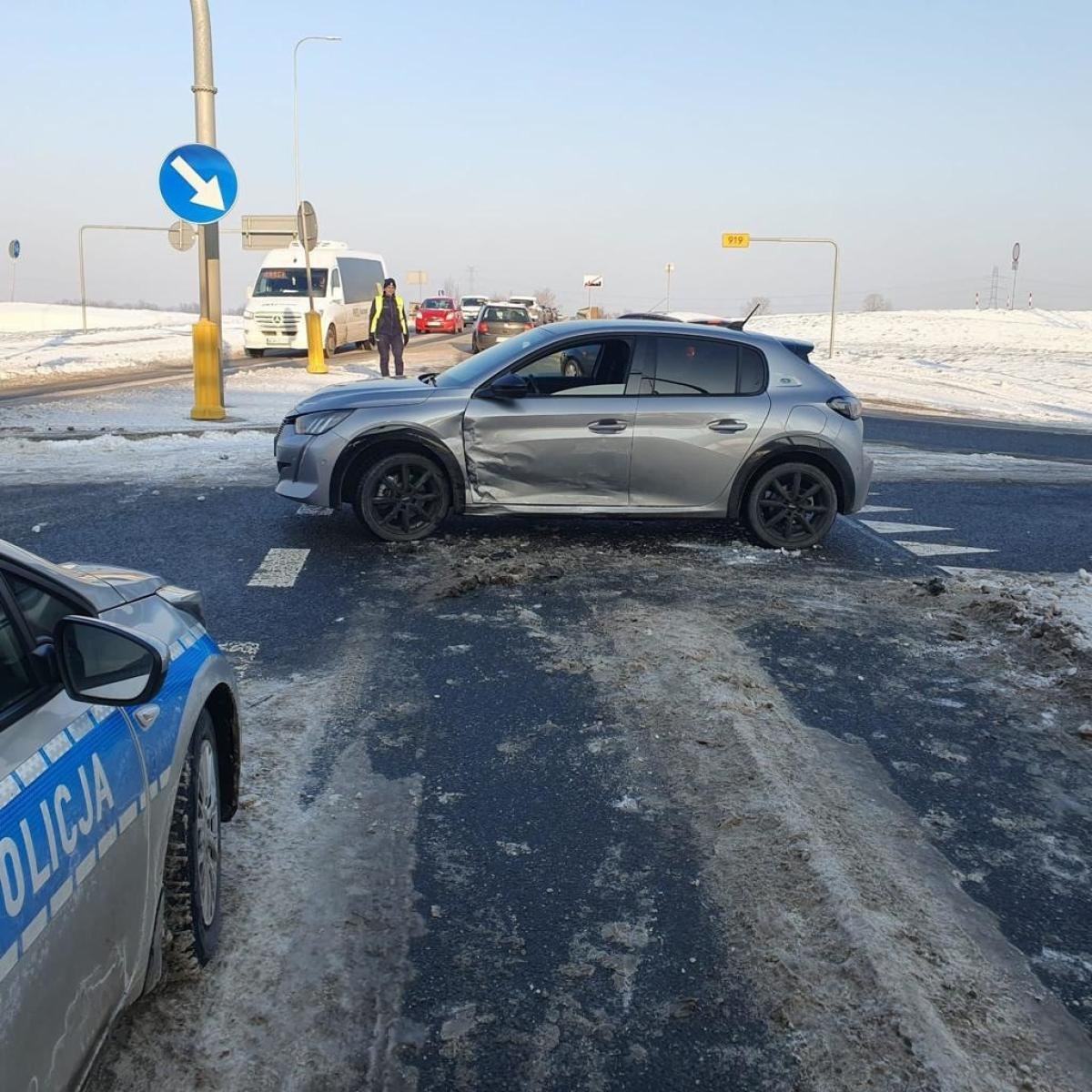 Zdjęcie w galerii na portalu naszraciborz.pl: Mercedes i elektryczny peugeot zderzyły się na Rudzkiej wiadomości z regionu