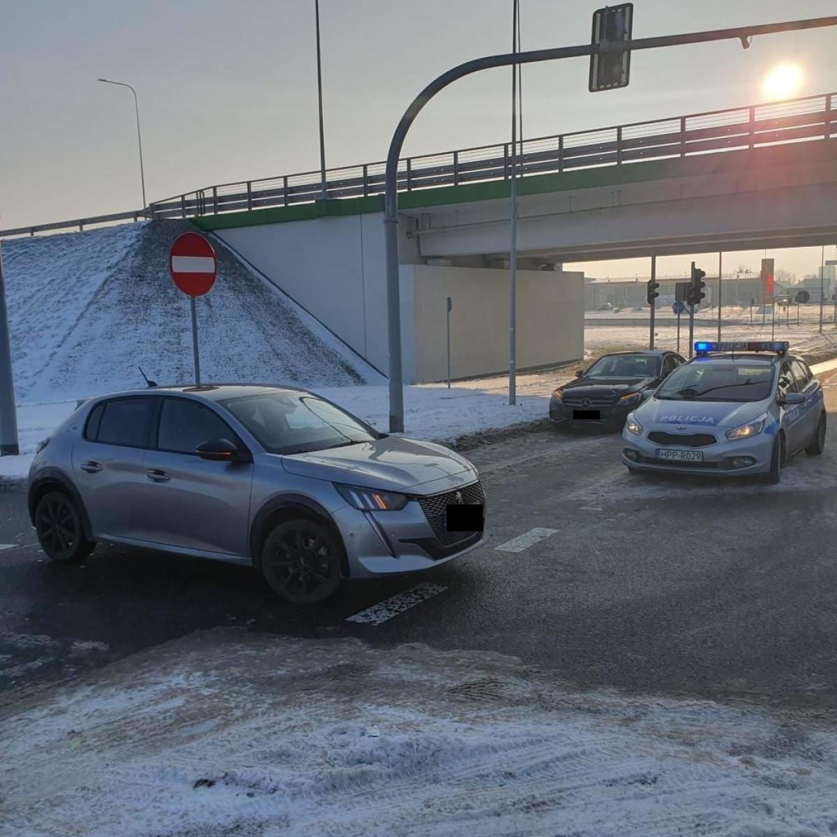 Zdjęcie w galerii na portalu naszraciborz.pl: Mercedes i elektryczny peugeot zderzyły się na Rudzkiej wiadomości z regionu