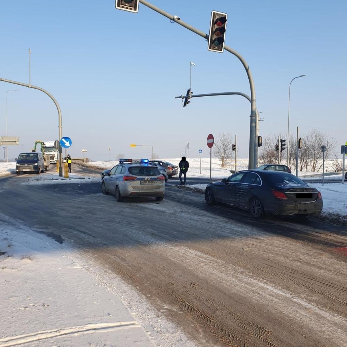 Zdjęcie w galerii na portalu naszraciborz.pl: Mercedes i elektryczny peugeot zderzyły się na Rudzkiej wiadomości z regionu