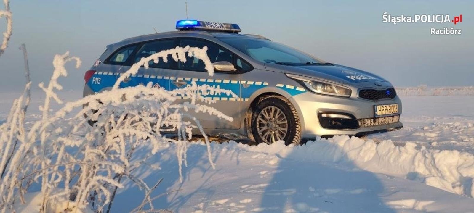 Zdjęcie w galerii na portalu naszraciborz.pl: Gdy nadchodzą mrozy policjanci z Raciborza nie są obojętni wiadomości z regionu