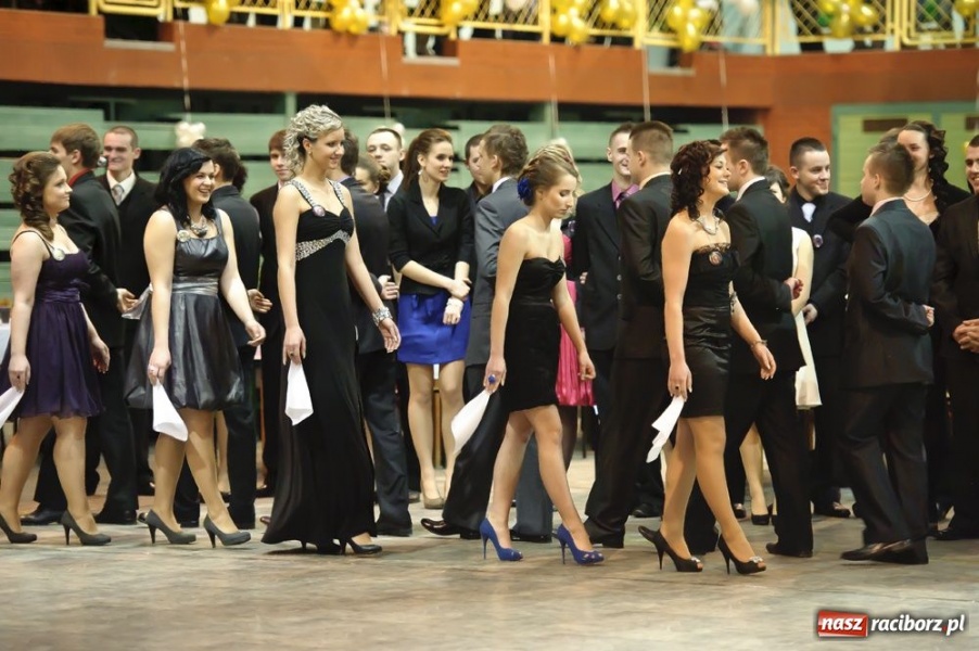 Zdjęcie w galerii na portalu naszraciborz.pl: Studniówka w Mickiewiczu wiadomości z regionu