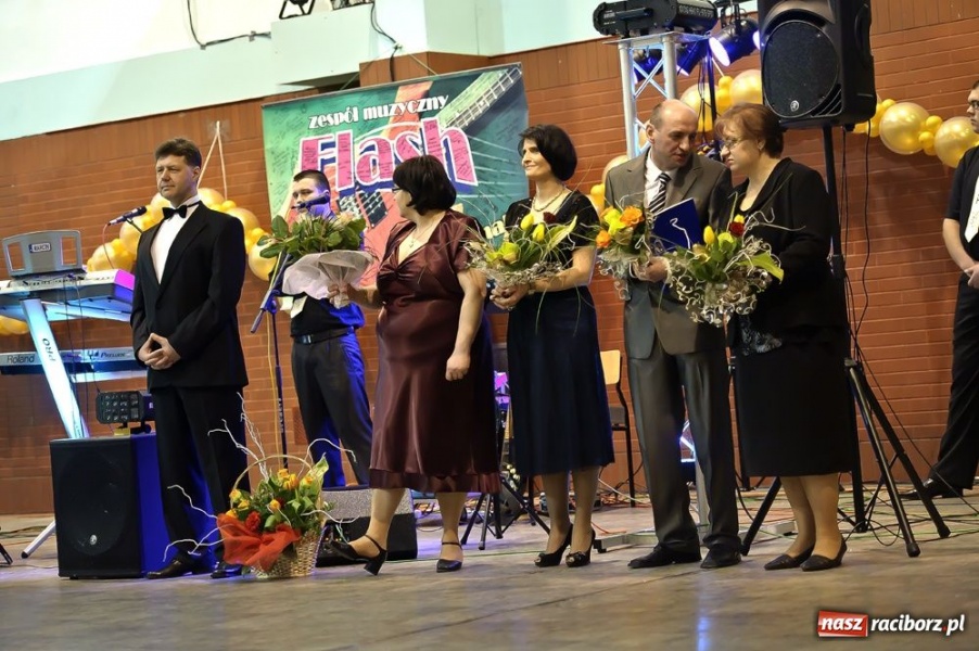 Zdjęcie w galerii na portalu naszraciborz.pl: Studniówka w Mickiewiczu wiadomości z regionu