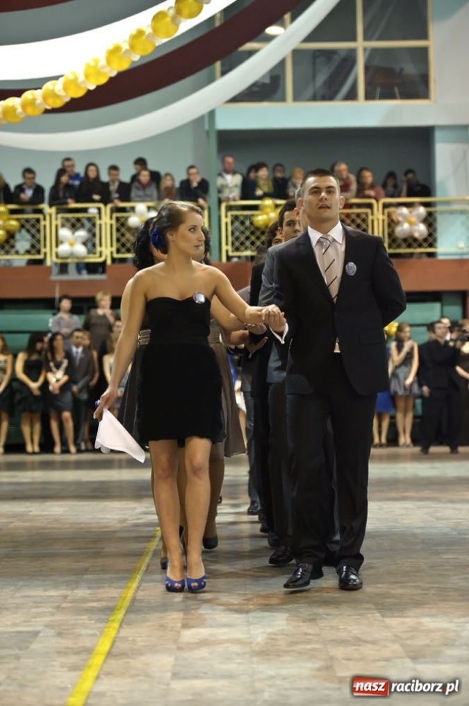 Zdjęcie w galerii na portalu naszraciborz.pl: Studniówka w Mickiewiczu wiadomości z regionu