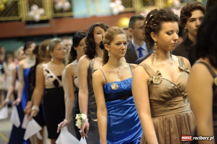 Zdjęcie w galerii na portalu naszraciborz.pl: Studniówka w Mickiewiczu wiadomości z regionu