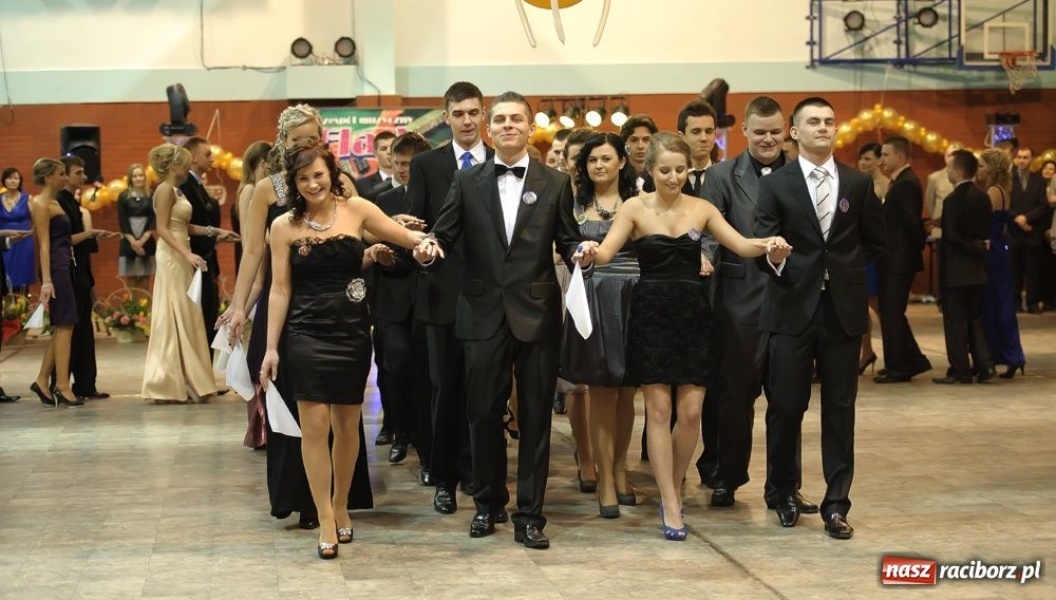 Zdjęcie w galerii na portalu naszraciborz.pl: Studniówka w Mickiewiczu wiadomości z regionu