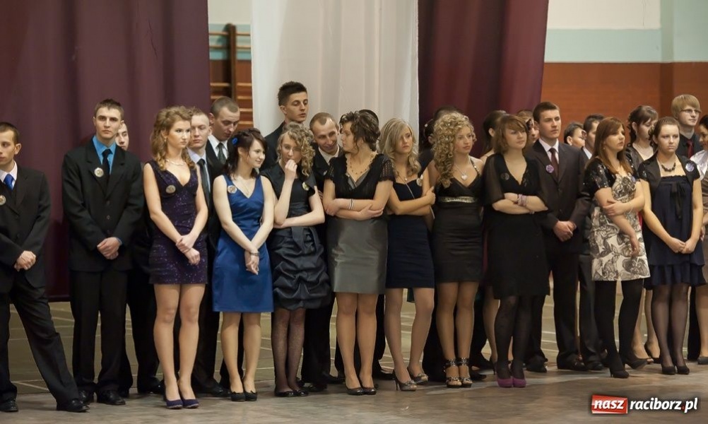 Zdjęcie w galerii na portalu naszraciborz.pl: Studniówka w Mickiewiczu wiadomości z regionu