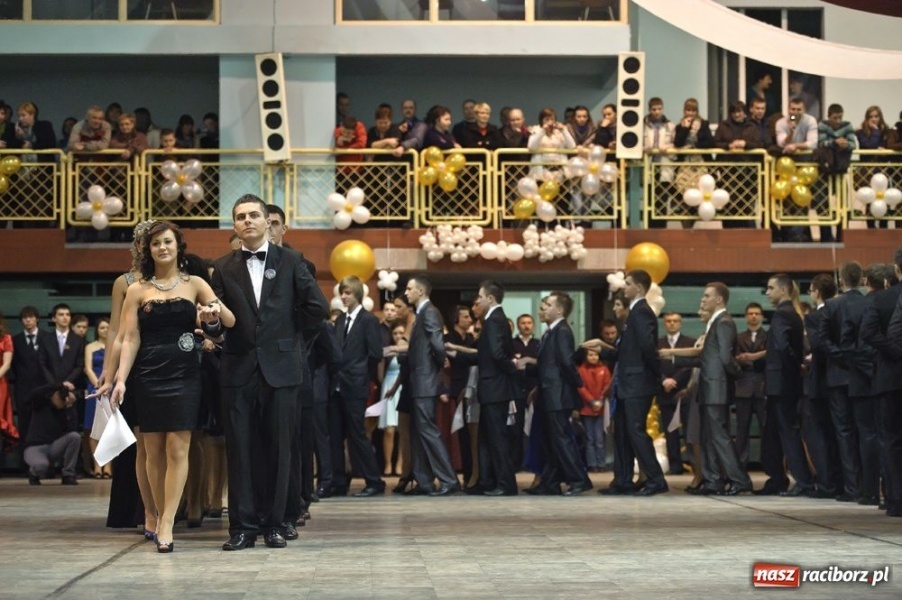 Zdjęcie w galerii na portalu naszraciborz.pl: Studniówka w Mickiewiczu wiadomości z regionu