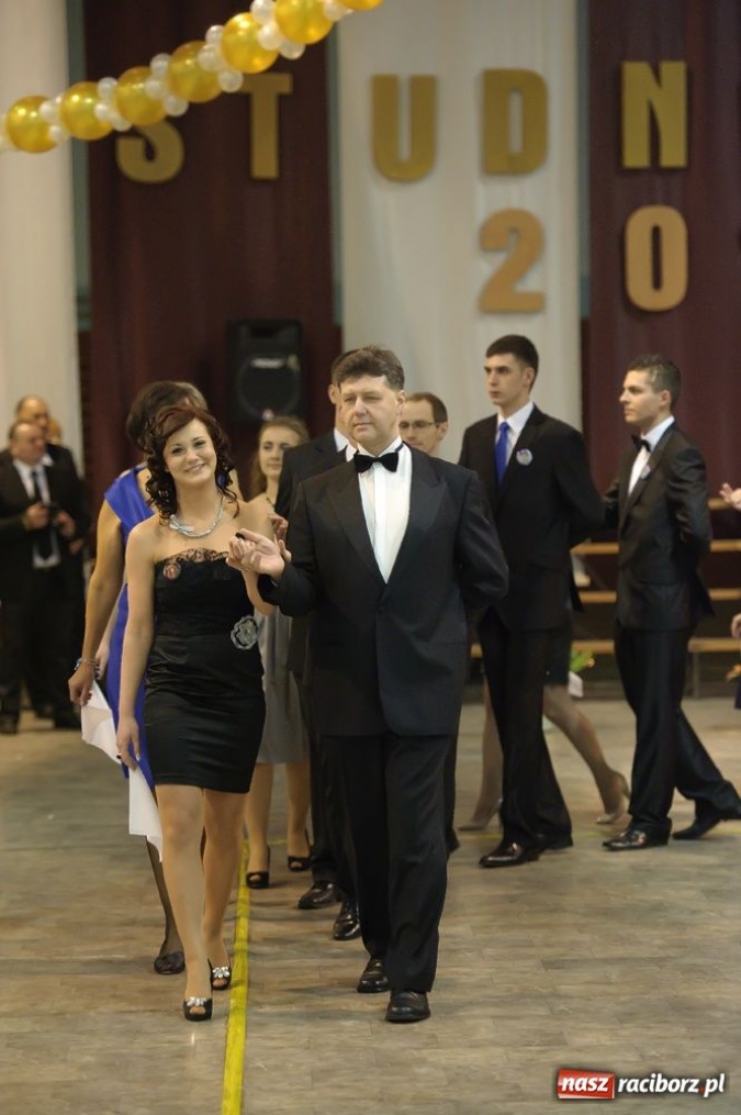 Zdjęcie w galerii na portalu naszraciborz.pl: Studniówka w Mickiewiczu wiadomości z regionu