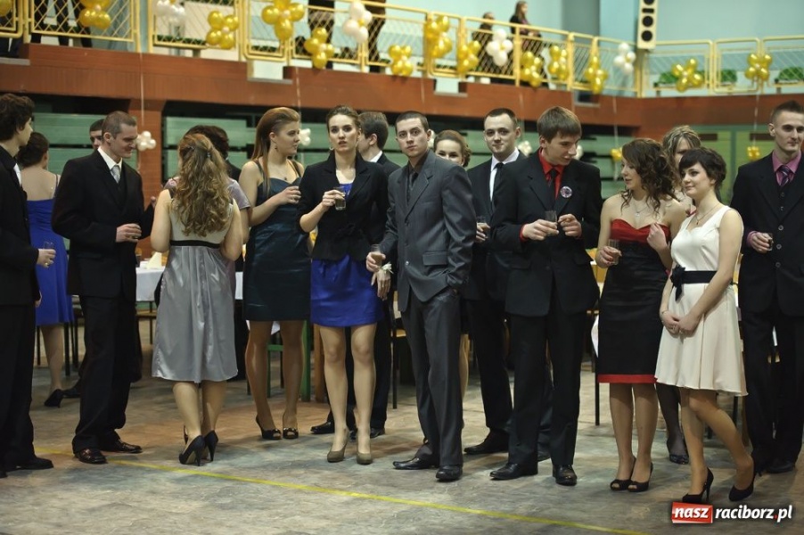 Zdjęcie w galerii na portalu naszraciborz.pl: Studniówka w Mickiewiczu wiadomości z regionu