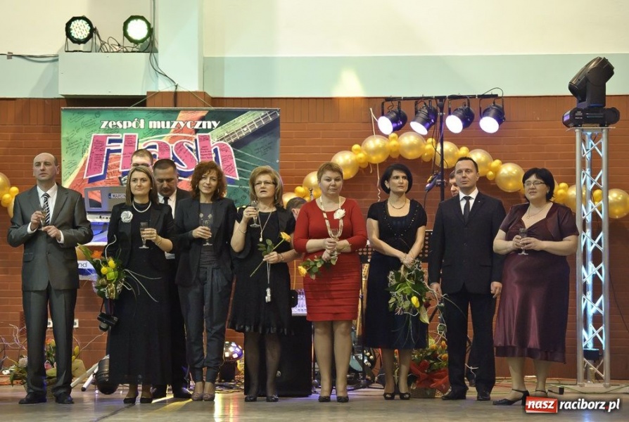 Zdjęcie w galerii na portalu naszraciborz.pl: Studniówka w Mickiewiczu wiadomości z regionu