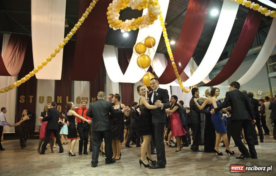 Zdjęcie w galerii na portalu naszraciborz.pl: Studniówka w Mickiewiczu wiadomości z regionu