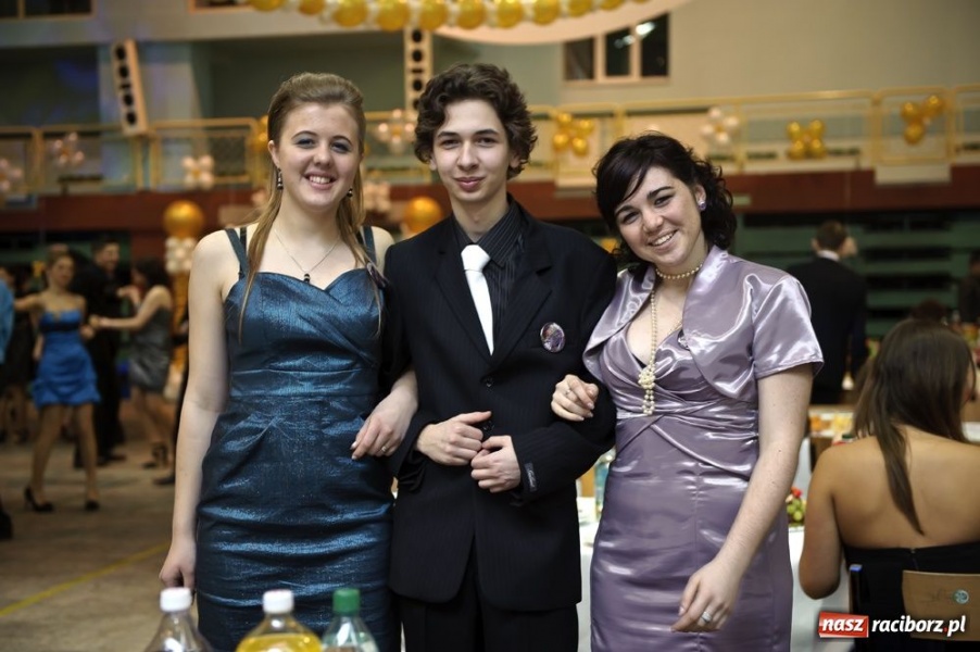 Zdjęcie w galerii na portalu naszraciborz.pl: Studniówka w Mickiewiczu wiadomości z regionu