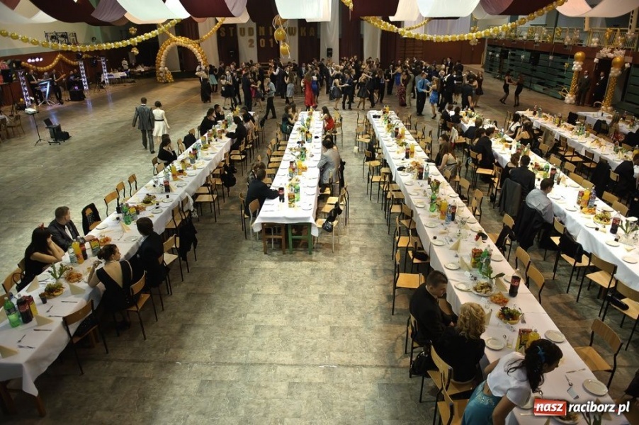 Zdjęcie w galerii na portalu naszraciborz.pl: Studniówka w Mickiewiczu wiadomości z regionu