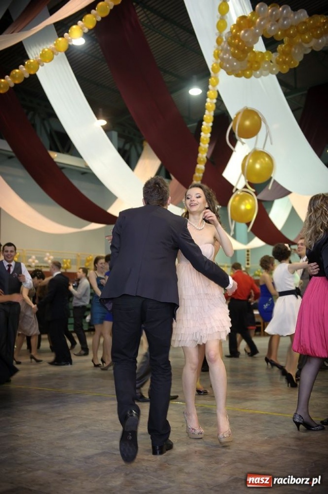 Zdjęcie w galerii na portalu naszraciborz.pl: Studniówka w Mickiewiczu wiadomości z regionu