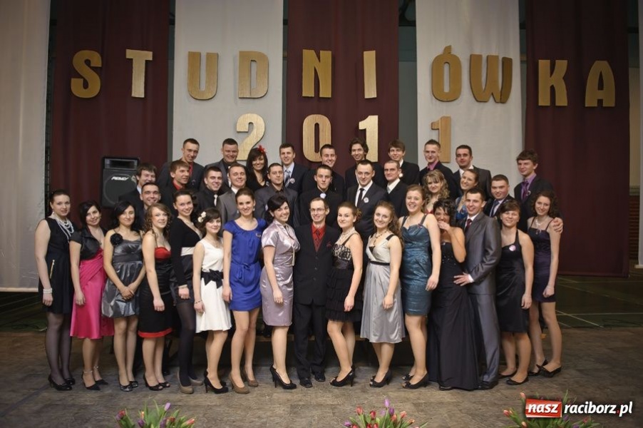 Zdjęcie w galerii na portalu naszraciborz.pl: Studniówka w Mickiewiczu wiadomości z regionu