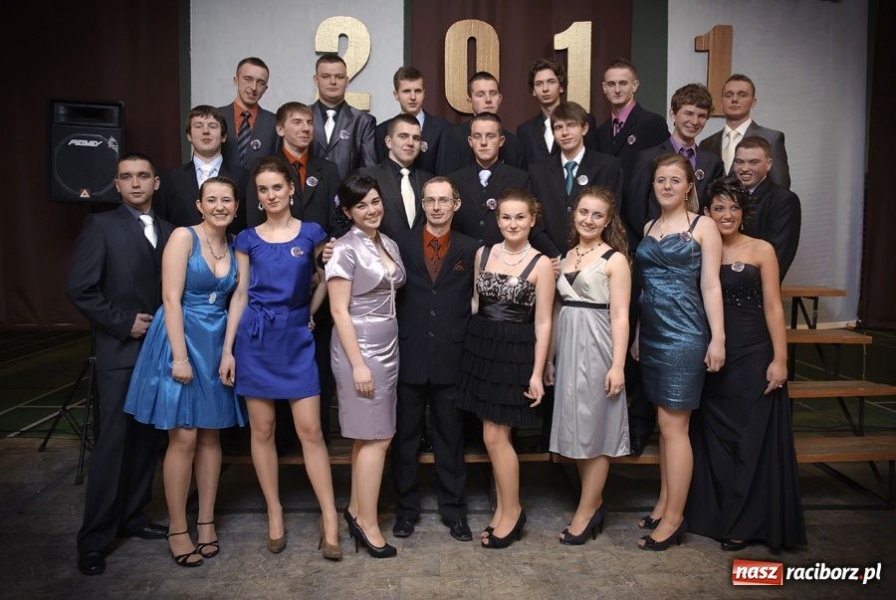 Zdjęcie w galerii na portalu naszraciborz.pl: Studniówka w Mickiewiczu wiadomości z regionu