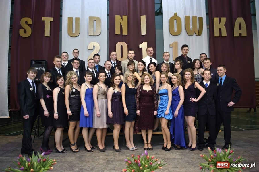 Zdjęcie w galerii na portalu naszraciborz.pl: Studniówka w Mickiewiczu wiadomości z regionu