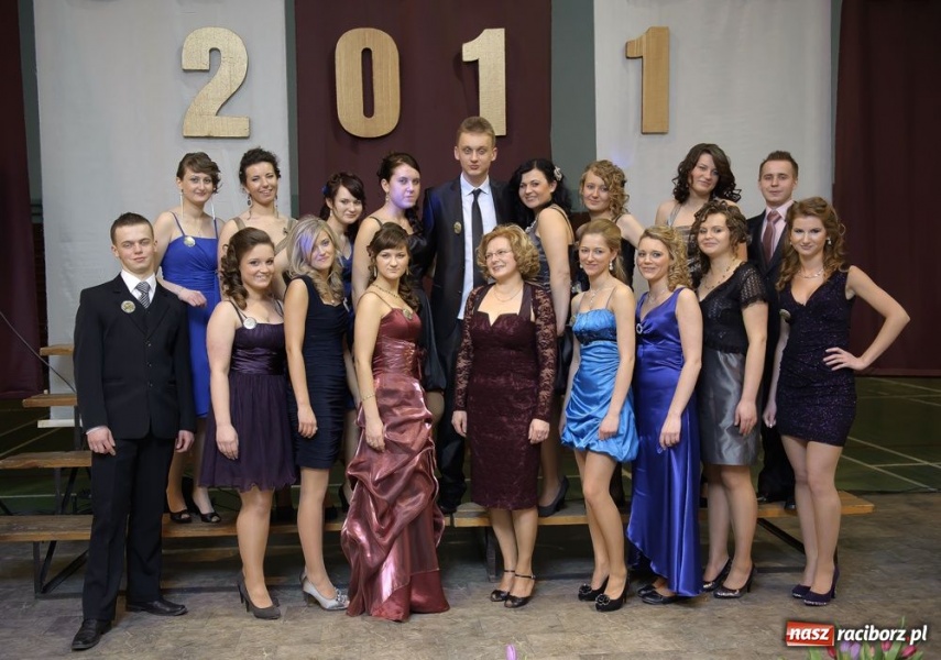 Zdjęcie w galerii na portalu naszraciborz.pl: Studniówka w Mickiewiczu wiadomości z regionu