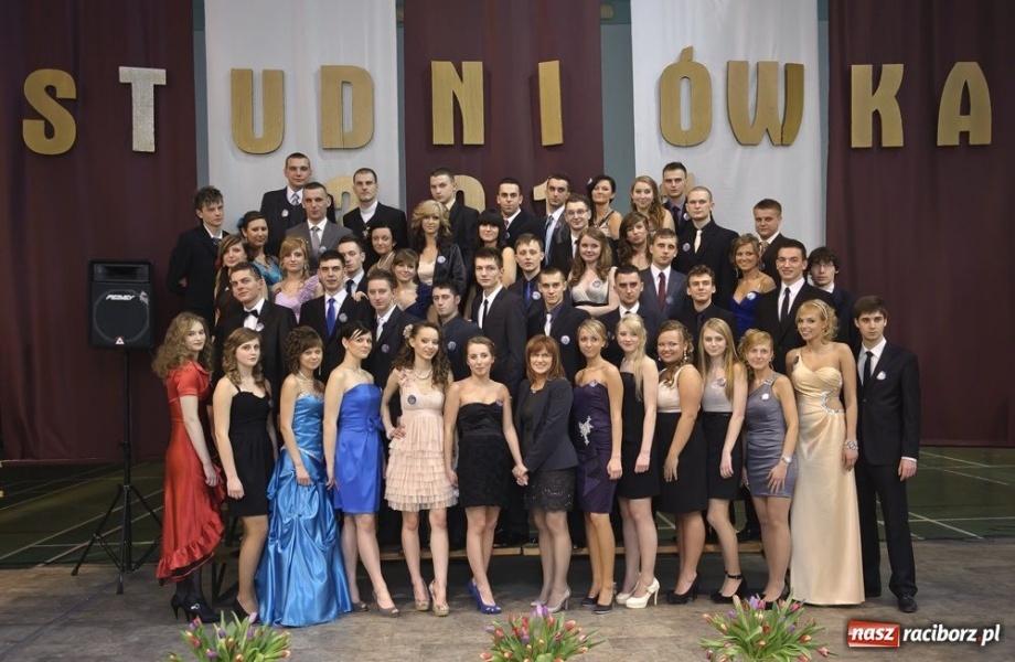 Zdjęcie w galerii na portalu naszraciborz.pl: Studniówka w Mickiewiczu wiadomości z regionu