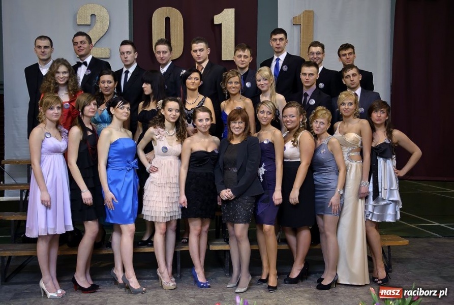 Zdjęcie w galerii na portalu naszraciborz.pl: Studniówka w Mickiewiczu wiadomości z regionu