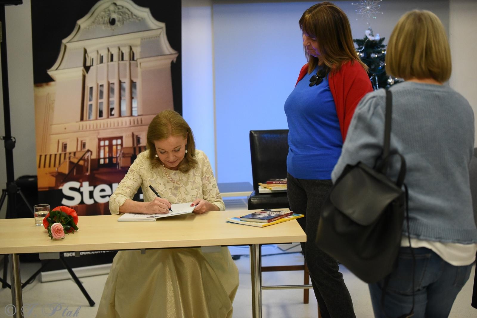 Zdjęcie w galerii na portalu naszraciborz.pl: Filmowa Gabriela z serialu Klan wystąpiła w Raciborzu wiadomości z regionu