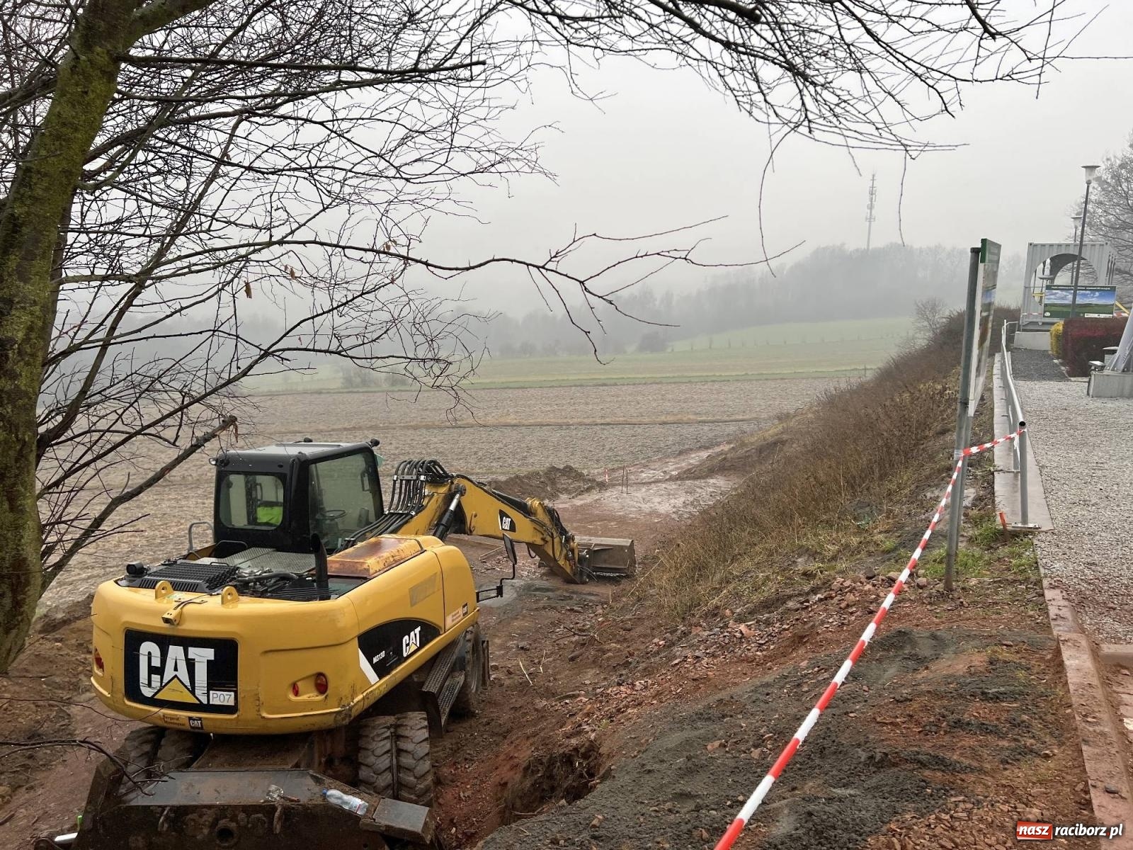 Zdjęcie w galerii na portalu naszraciborz.pl: Przy wieży w Pogrzebieniu powstaje zielony punkt wiadomości z regionu