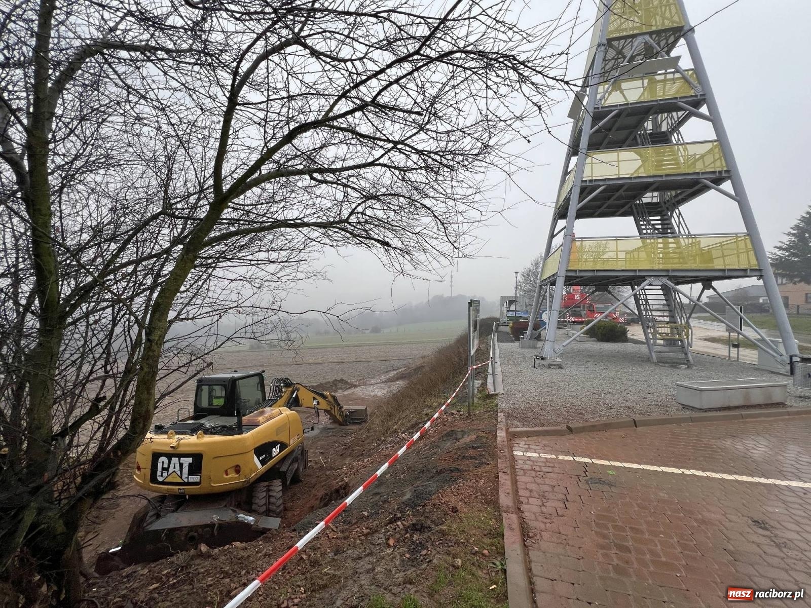 Zdjęcie w galerii na portalu naszraciborz.pl: Przy wieży w Pogrzebieniu powstaje zielony punkt wiadomości z regionu