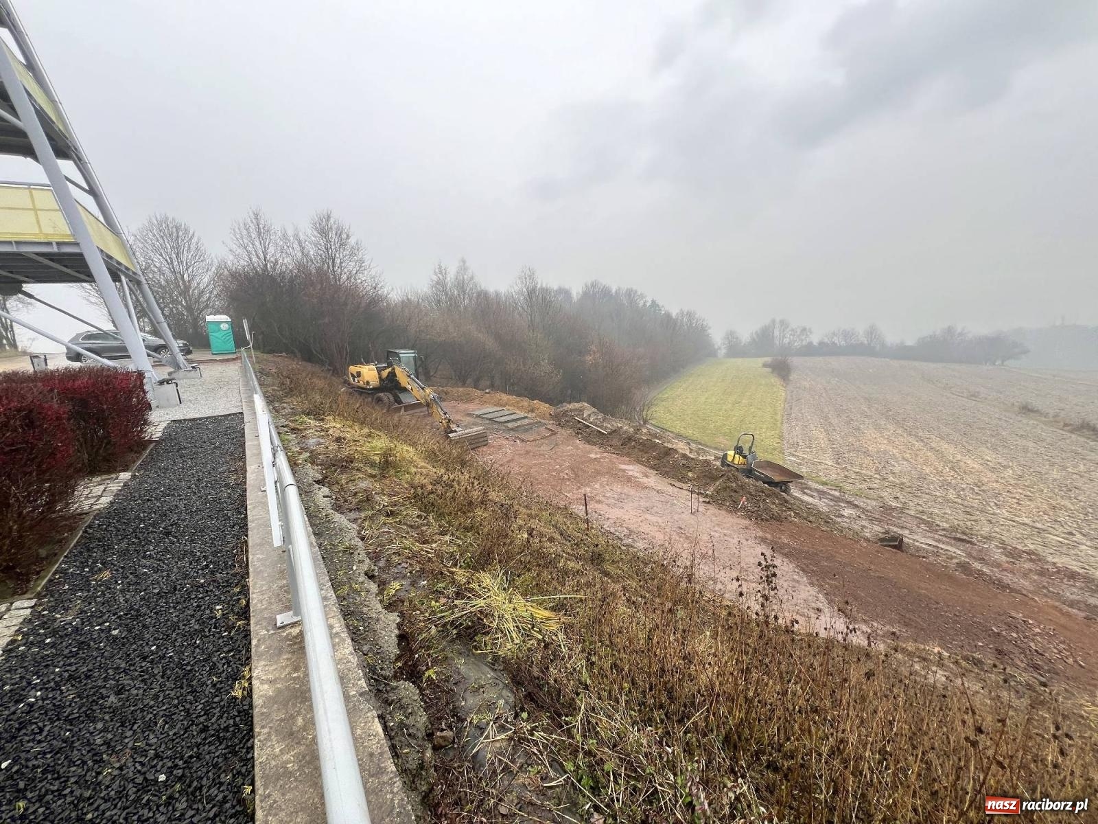 Zdjęcie w galerii na portalu naszraciborz.pl: Przy wieży w Pogrzebieniu powstaje zielony punkt wiadomości z regionu