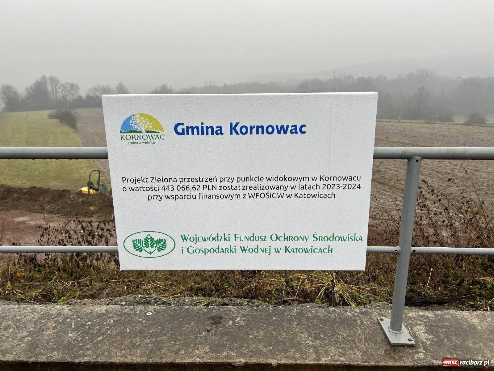 Zdjęcie w galerii na portalu naszraciborz.pl: Przy wieży w Pogrzebieniu powstaje zielony punkt wiadomości z regionu