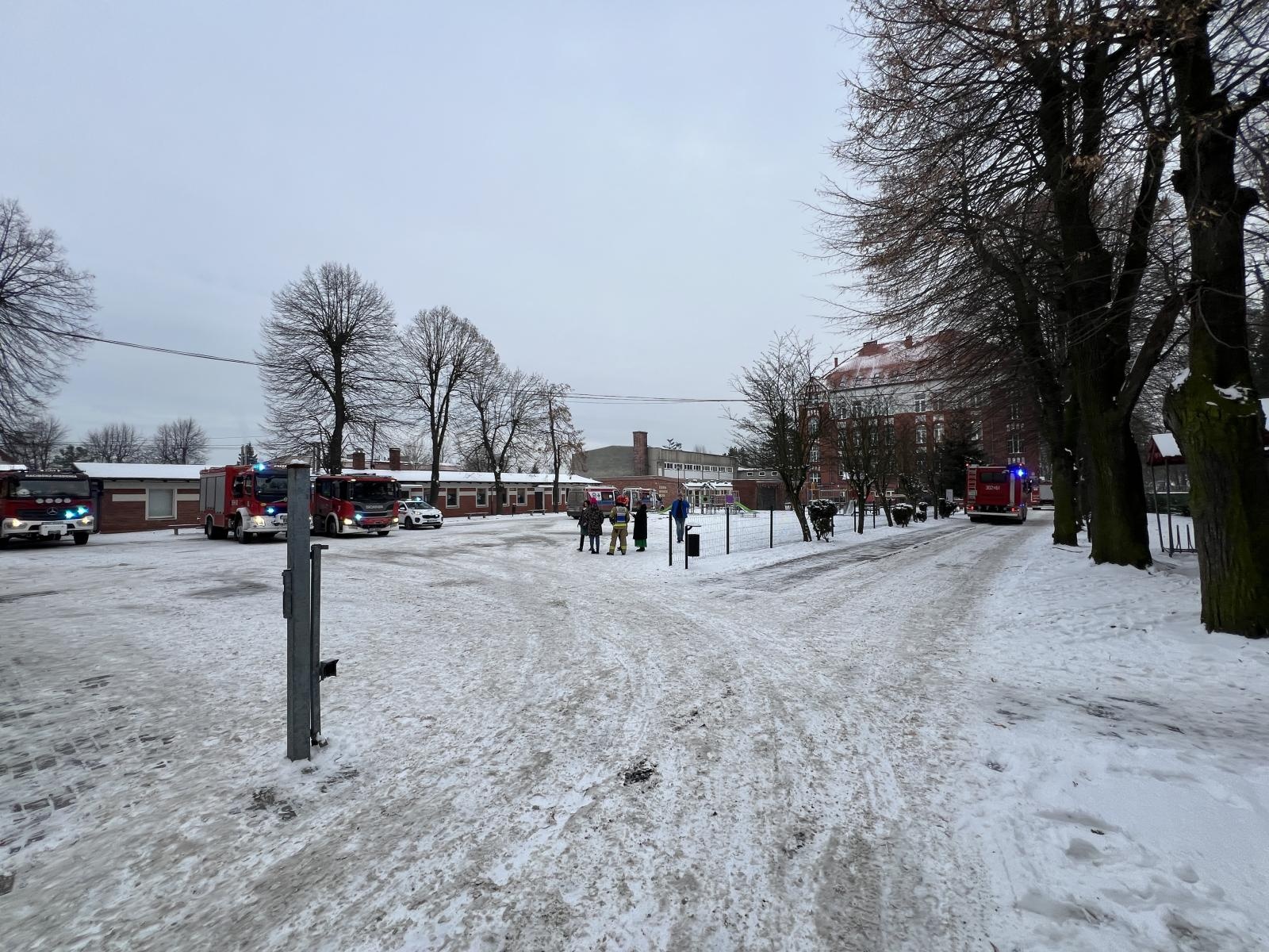 Zdjęcie w galerii na portalu naszraciborz.pl: Podtrucie uczniów i nauczyciela w ZSOMS. Na miejscu zastęp chemiczny z Katowic [FOTO i WIDEO] wiadomości z regionu