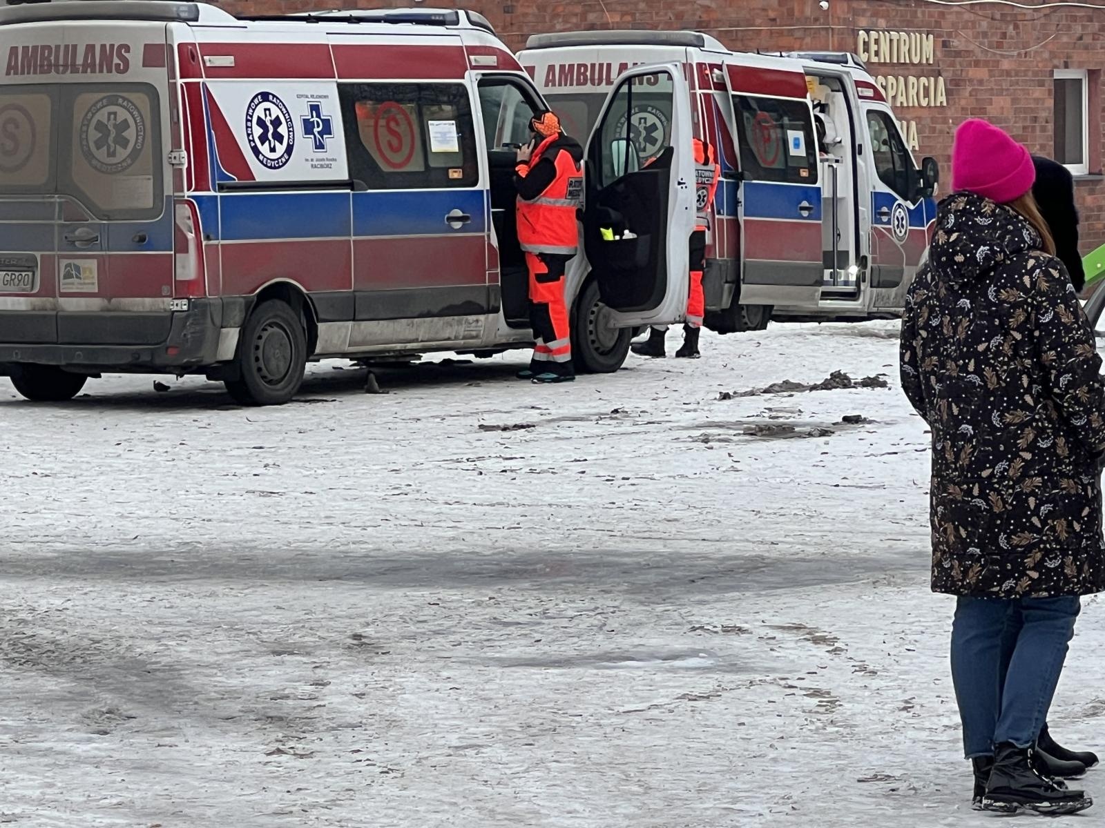 Zdjęcie w galerii na portalu naszraciborz.pl: Podtrucie uczniów i nauczyciela w ZSOMS. Na miejscu zastęp chemiczny z Katowic [FOTO i WIDEO] wiadomości z regionu