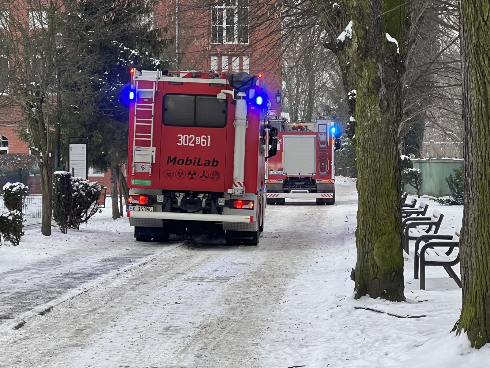 Zdjęcie w galerii na portalu naszraciborz.pl: Podtrucie uczniów i nauczyciela w ZSOMS. Na miejscu zastęp chemiczny z Katowic [FOTO i WIDEO] wiadomości z regionu