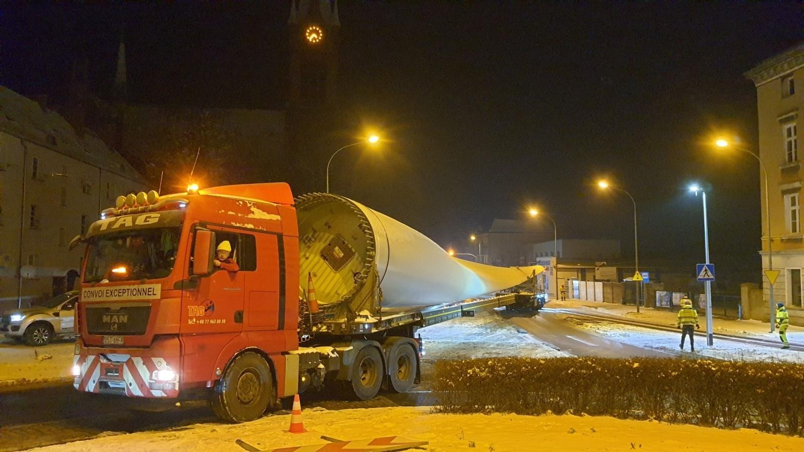 Zdjęcie w galerii na portalu naszraciborz.pl: Na farmę wiatrową VSB w Pietrowicach Wielkich dotarły pierwsze elementy turbin [FOTO i WIDEO] wiadomości z regionu