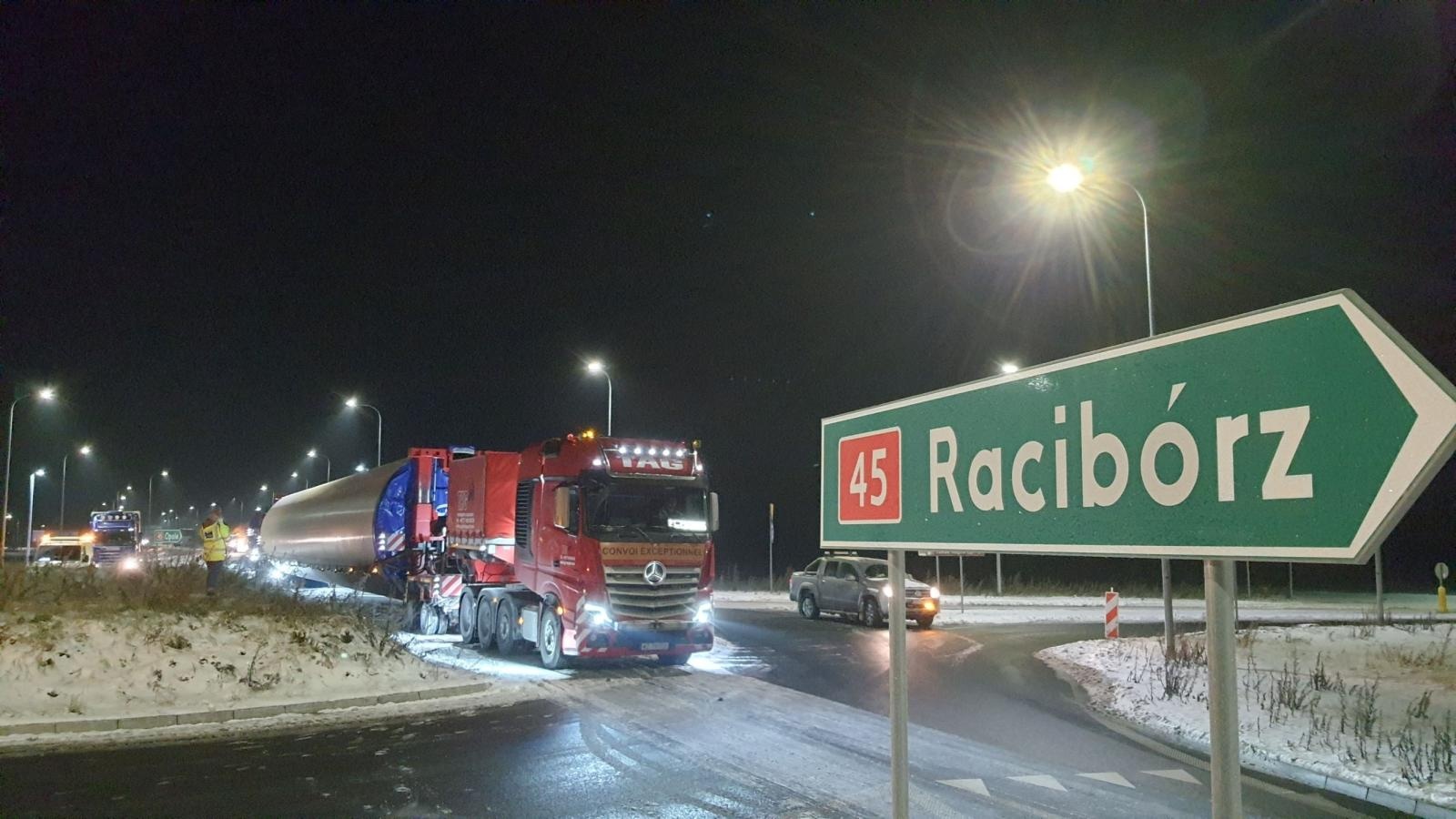 Zdjęcie w galerii na portalu naszraciborz.pl: Na farmę wiatrową VSB w Pietrowicach Wielkich dotarły pierwsze elementy turbin [FOTO i WIDEO] wiadomości z regionu