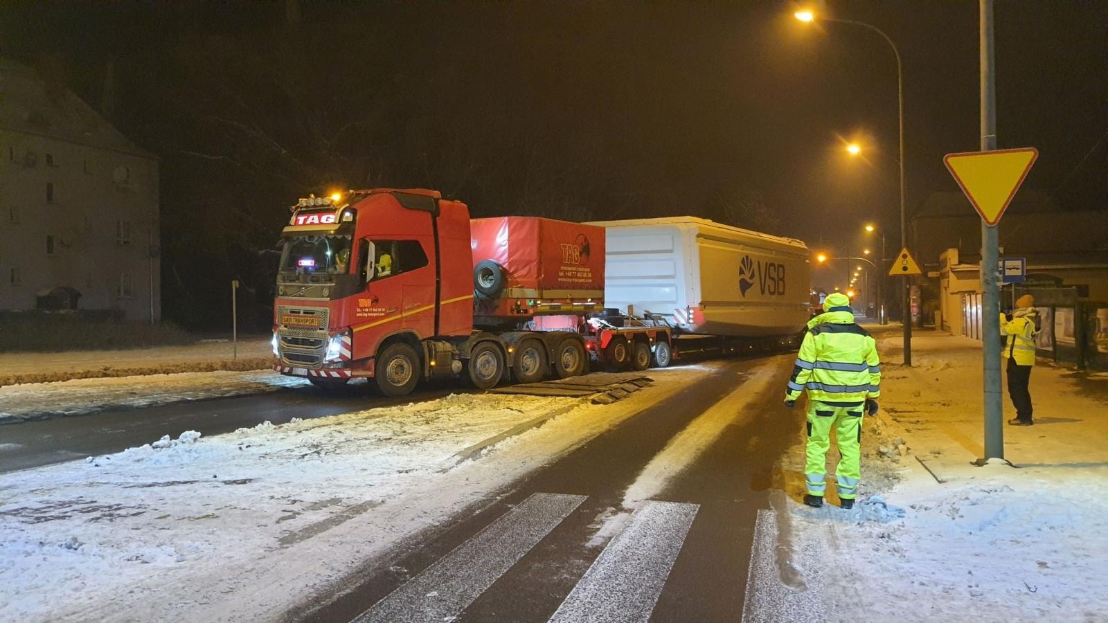 Zdjęcie w galerii na portalu naszraciborz.pl: Na farmę wiatrową VSB w Pietrowicach Wielkich dotarły pierwsze elementy turbin [FOTO i WIDEO] wiadomości z regionu
