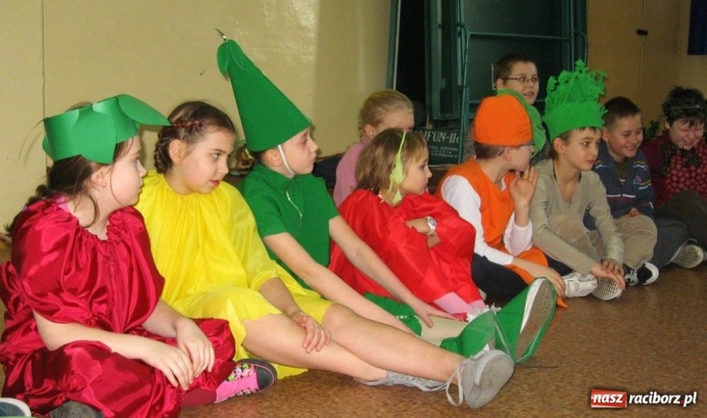 Zdjęcie w galerii na portalu naszraciborz.pl: Owoce i warzywa balowały w SP 4 wiadomości z regionu