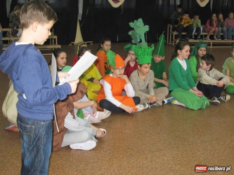 Zdjęcie w galerii na portalu naszraciborz.pl: Owoce i warzywa balowały w SP 4 wiadomości z regionu