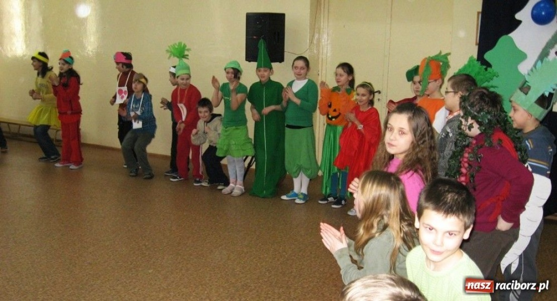 Zdjęcie w galerii na portalu naszraciborz.pl: Owoce i warzywa balowały w SP 4 wiadomości z regionu