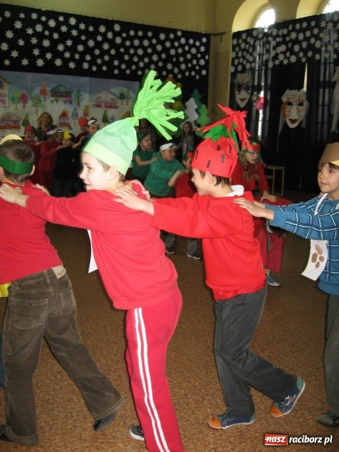 Zdjęcie w galerii na portalu naszraciborz.pl: Owoce i warzywa balowały w SP 4 wiadomości z regionu