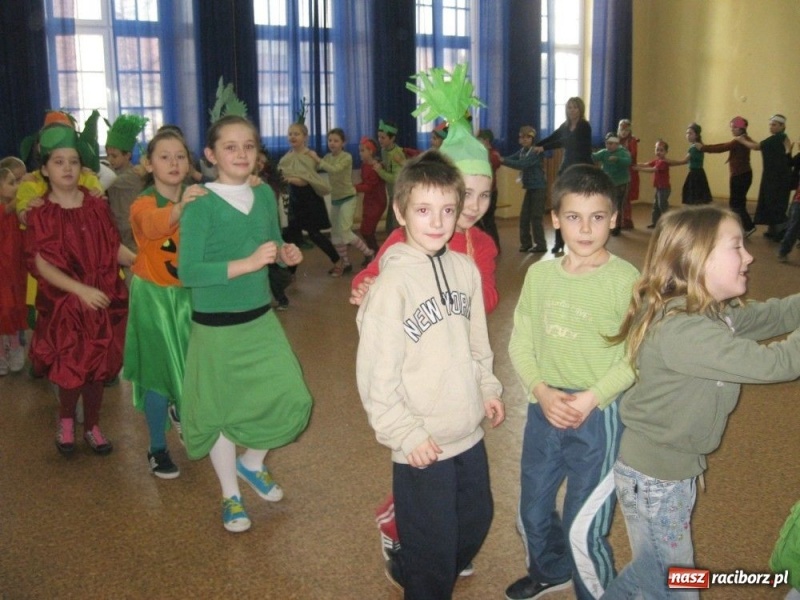 Zdjęcie w galerii na portalu naszraciborz.pl: Owoce i warzywa balowały w SP 4 wiadomości z regionu