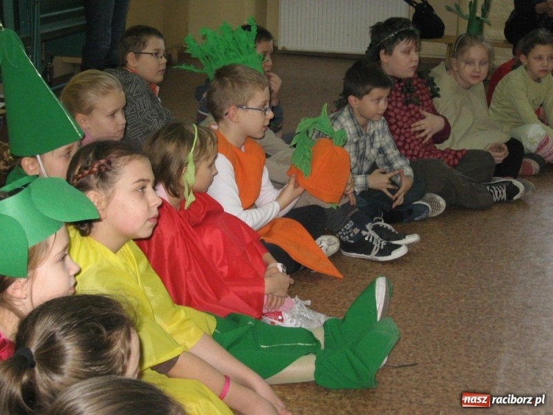 Zdjęcie w galerii na portalu naszraciborz.pl: Owoce i warzywa balowały w SP 4 wiadomości z regionu