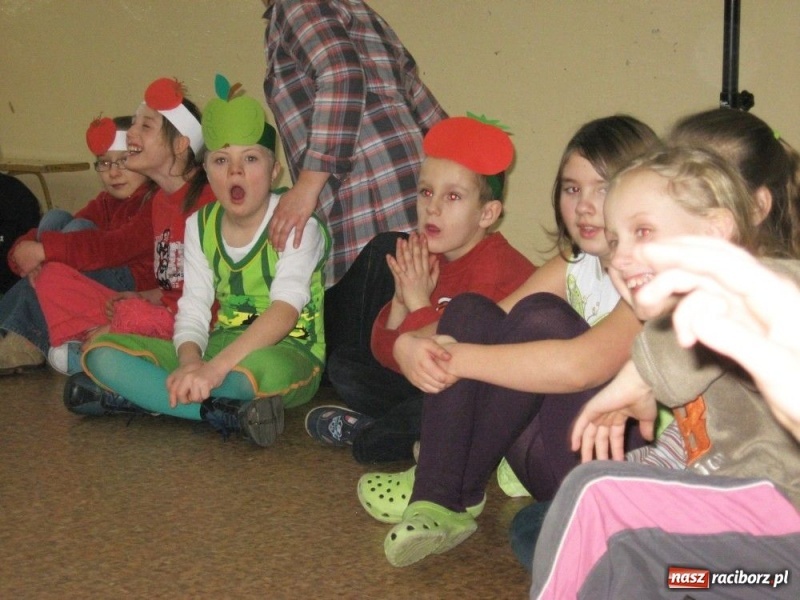 Zdjęcie w galerii na portalu naszraciborz.pl: Owoce i warzywa balowały w SP 4 wiadomości z regionu