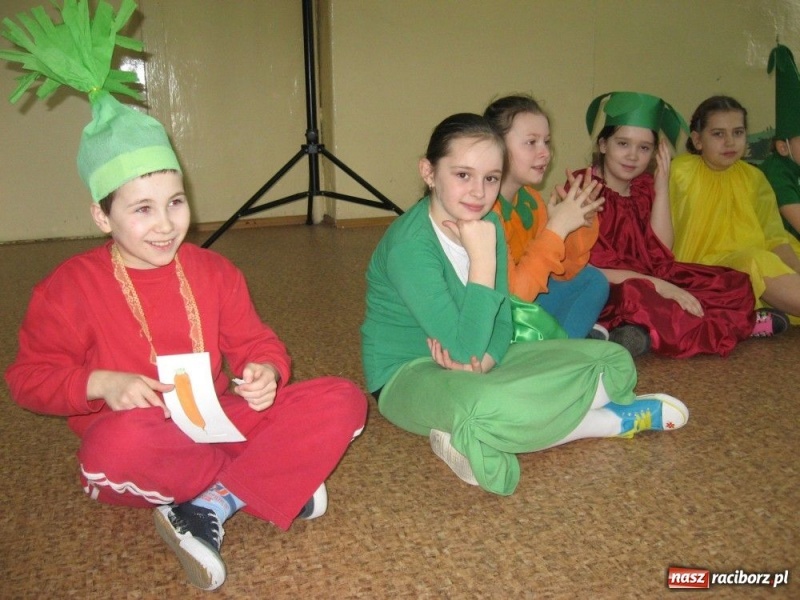 Zdjęcie w galerii na portalu naszraciborz.pl: Owoce i warzywa balowały w SP 4 wiadomości z regionu